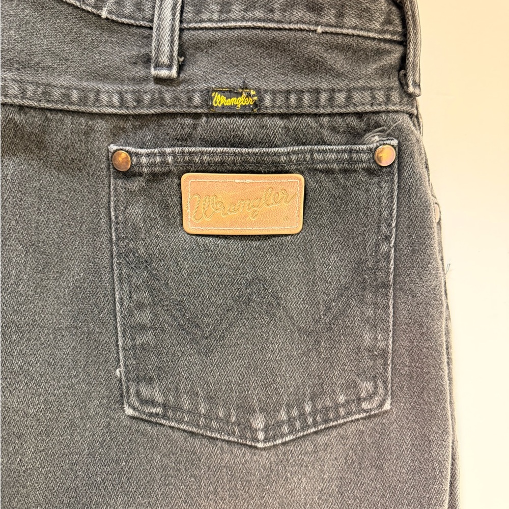 Wrangler Men’s Charcoal Black Straight Jeans with Leather Patch